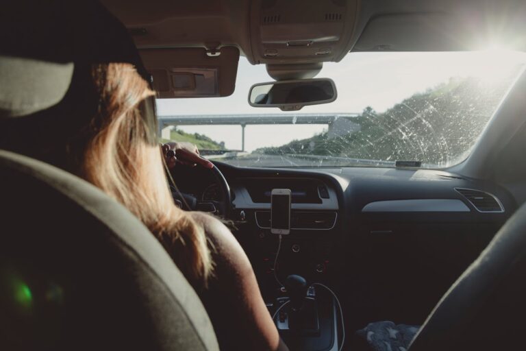 Veilig en comfortabel rijden met de juiste telefoonhouder voor in de auto