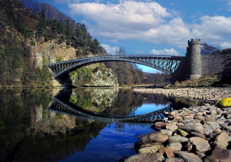Ontmoet de sterrencast van De Club van Lelijke Kinderen