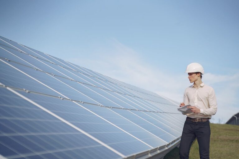 Met een aggregaat op zonnepanelen altijd stroom, waar je ook bent