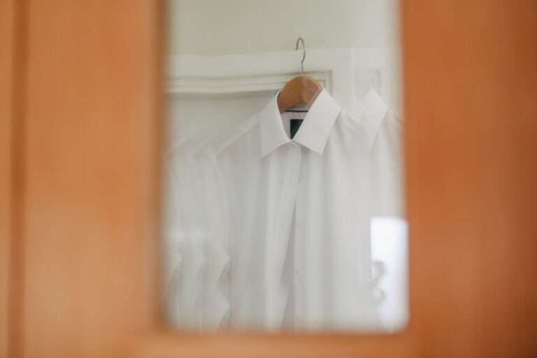 Vlekken uit witte kleding verwijderen: zo doe je het stap voor stap