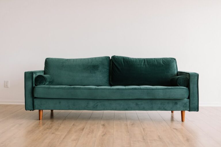 Welke kleur bank bij een houten vloer? Dit werkt het beste