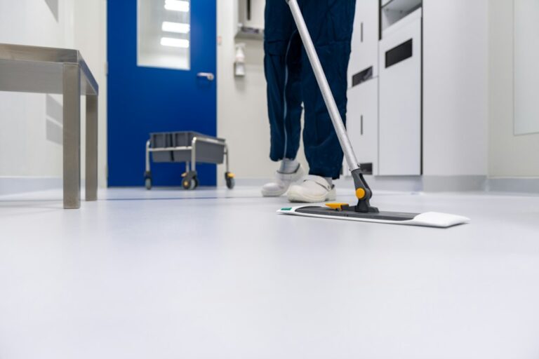 Laminaat schoonmaken met azijn: beter van niet