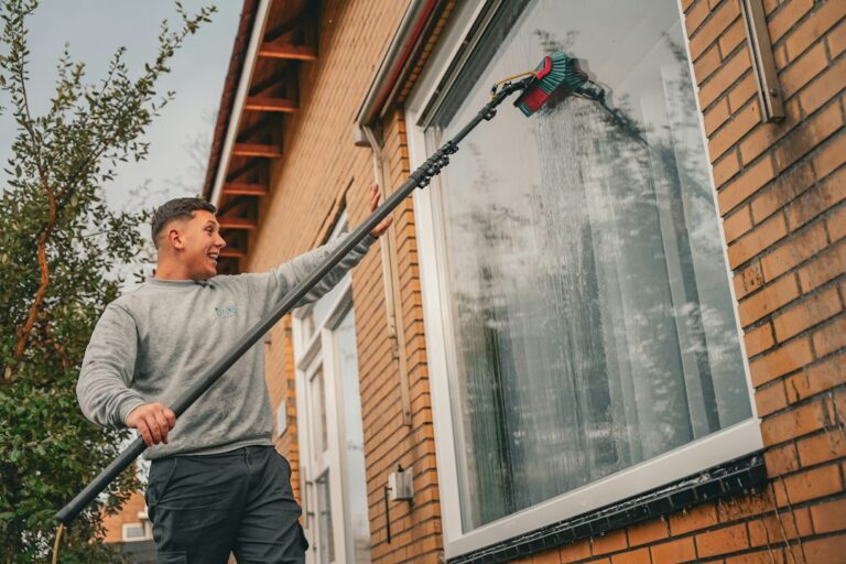 Sopje voor ramen wassen: dit werkt het beste (en wat niet)
